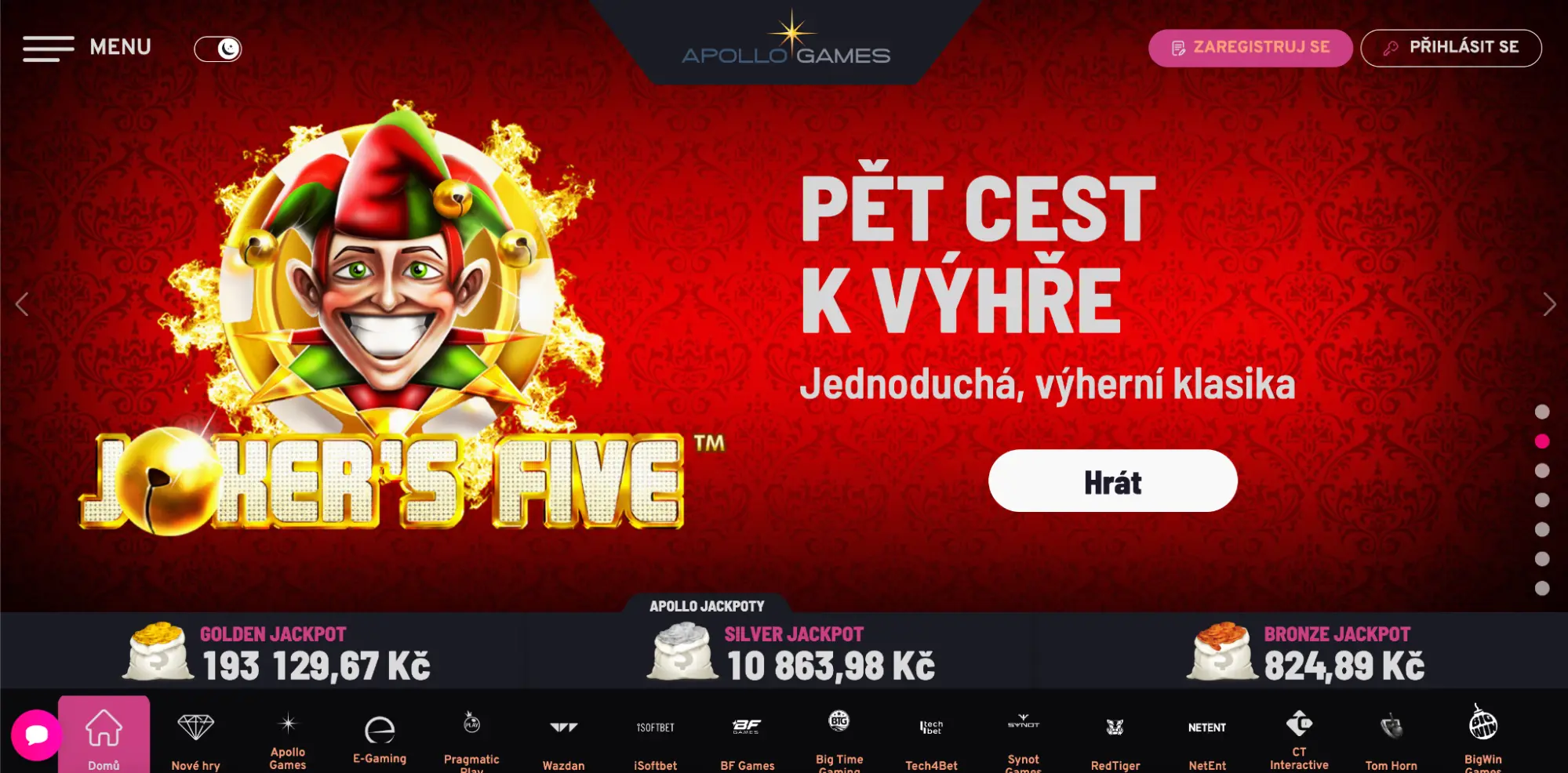 Úvodní stránka Apollo Games s výherním automatem Joker’s Five, červené pozadí, nápis „Pět cest k výhře – Jednoduchá, výherní klasika“ a tlačítko Hrát.